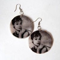 Одри с мундштуком 